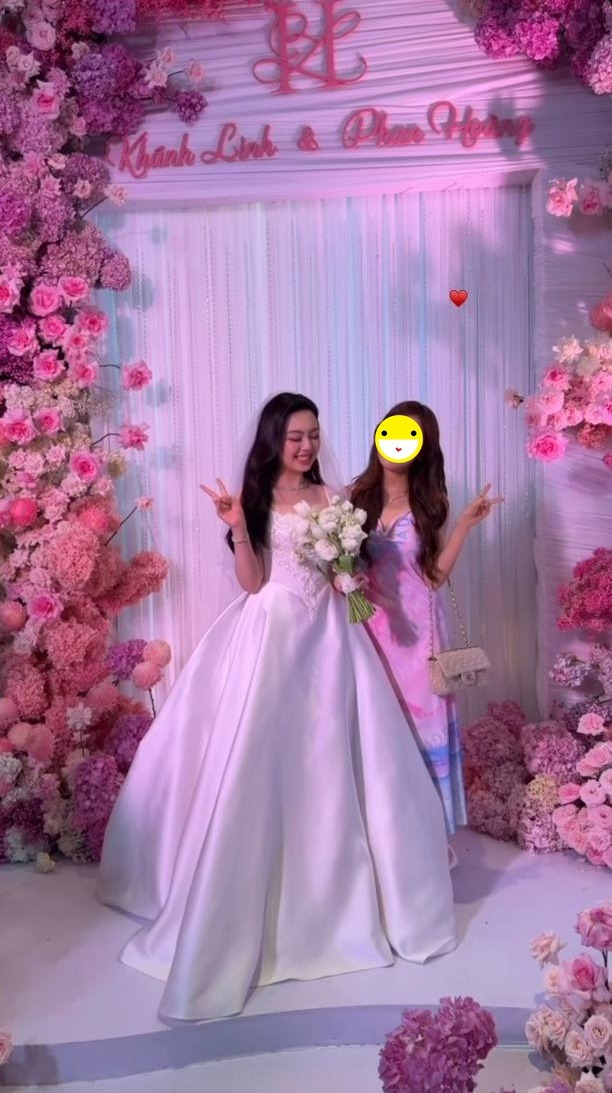 Hé lộ ảnh đám hỏi chuẩn nhà giàu của thiếu gia Phan Hoàng và tiểu thư gia tộc nghìn tỷ