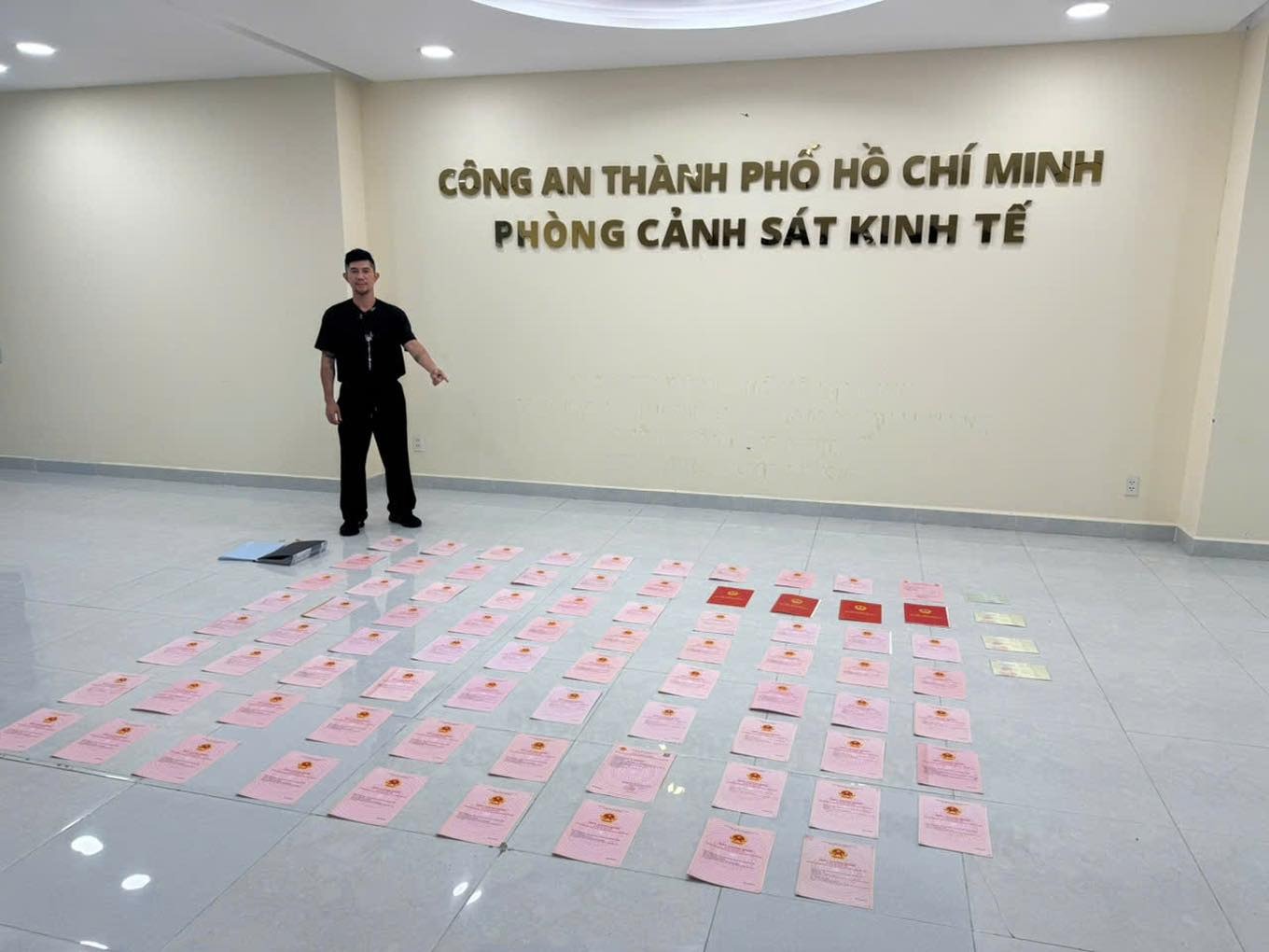 Thái độ lạ của Lương Bằng Quang khi đứng cạnh cả sấp sổ đỏ, đô la của Ngân 98