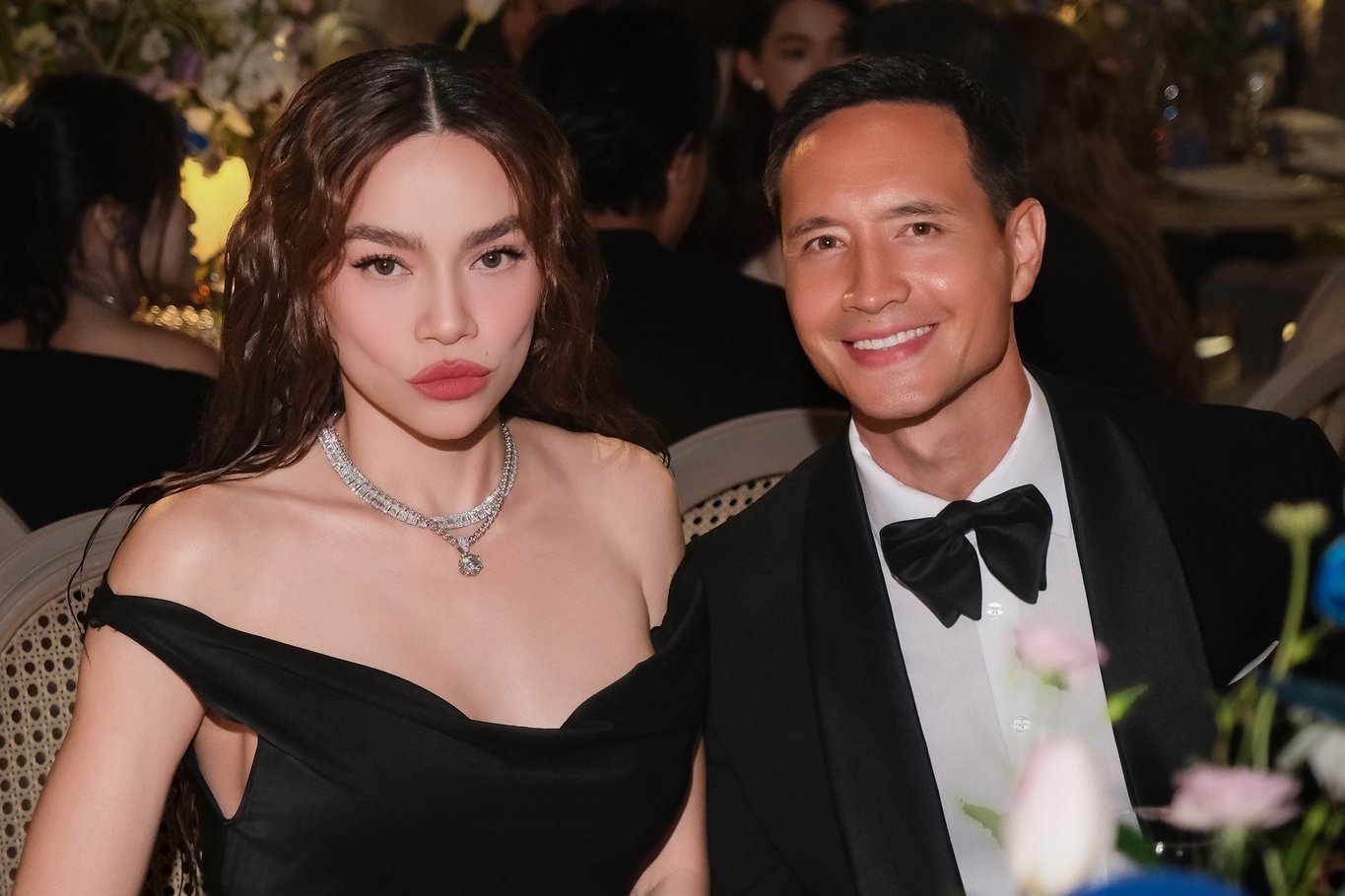 Hồ Ngọc Hà khoe vòng một trễ nải, gợi cảm bên Kim Lý