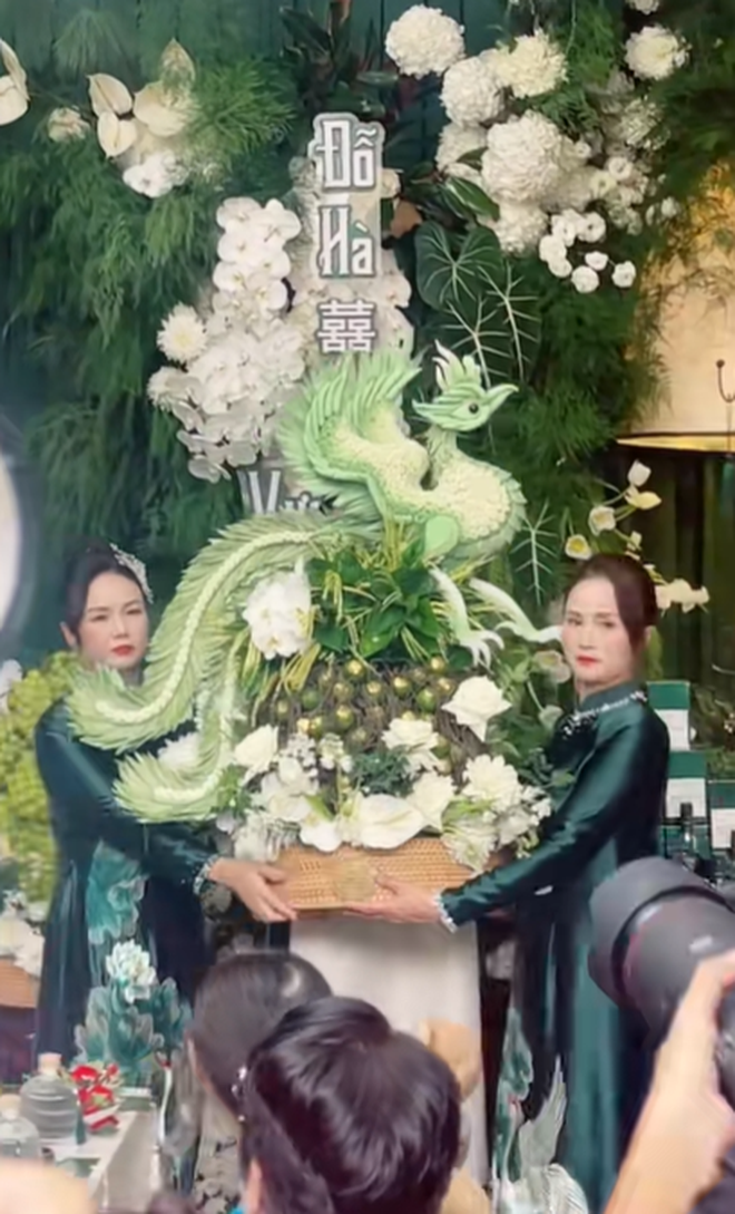 Mẹ chồng và mẹ ruột của hoa hậu Đỗ Thị Hà cùng chung khung hình gây sốt