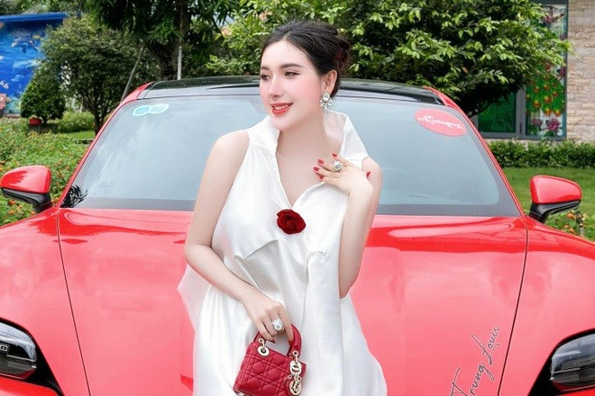 Ngân 98 vừa bị bắt, Ngân Collagen liên bị khui phông bạt chuyện kinh doanh