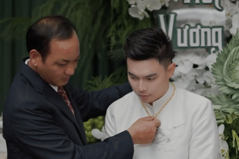 Chồng thiếu gia của Đỗ Thị Hà để lộ thái độ lạ khi đứng cạnh bố vợ trong lễ ăn hỏi