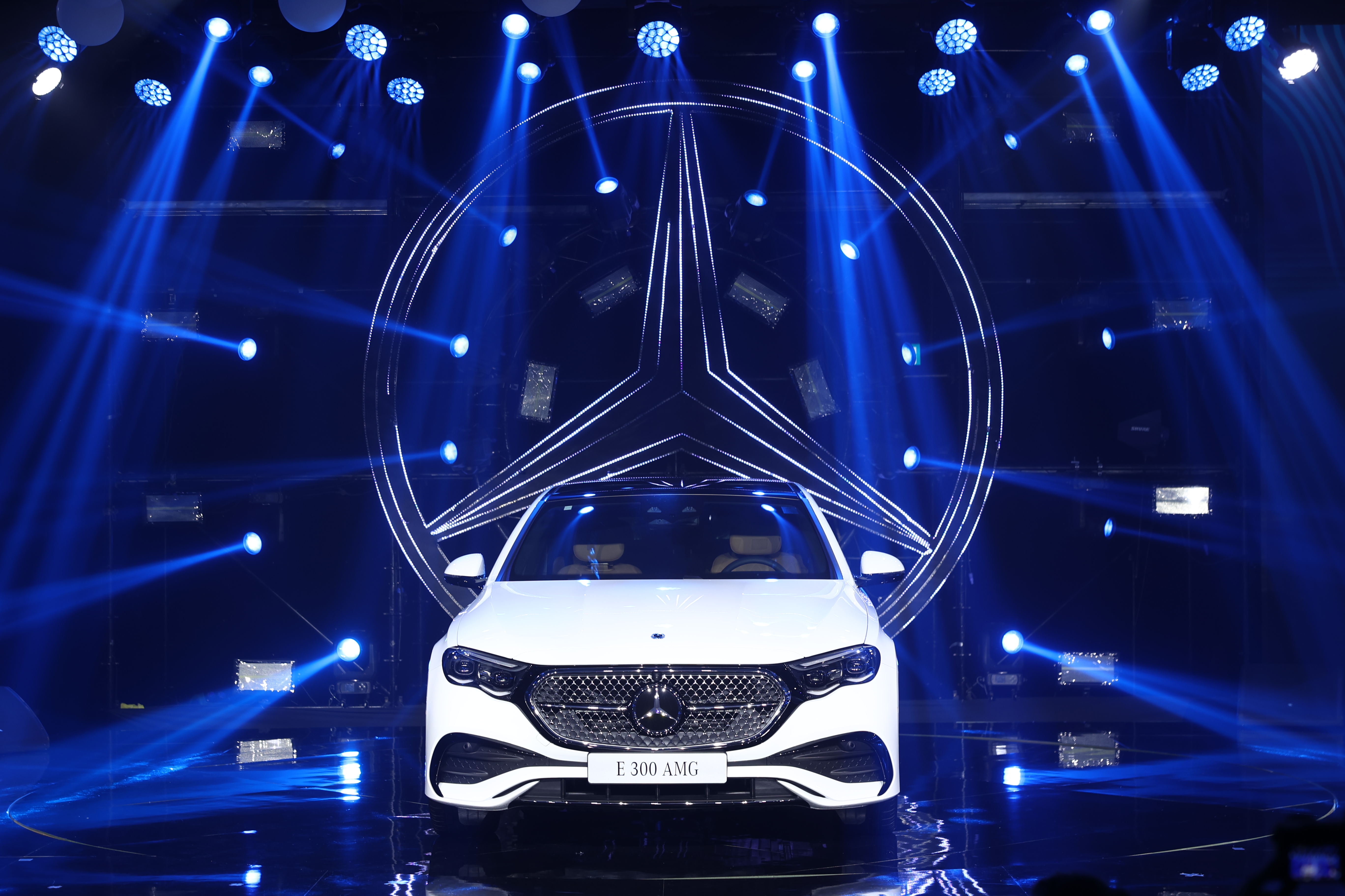 E-class, mẫu sedan bán chạy nhất của Mercedes, ra mắt thế hệ mới tại Việt Nam