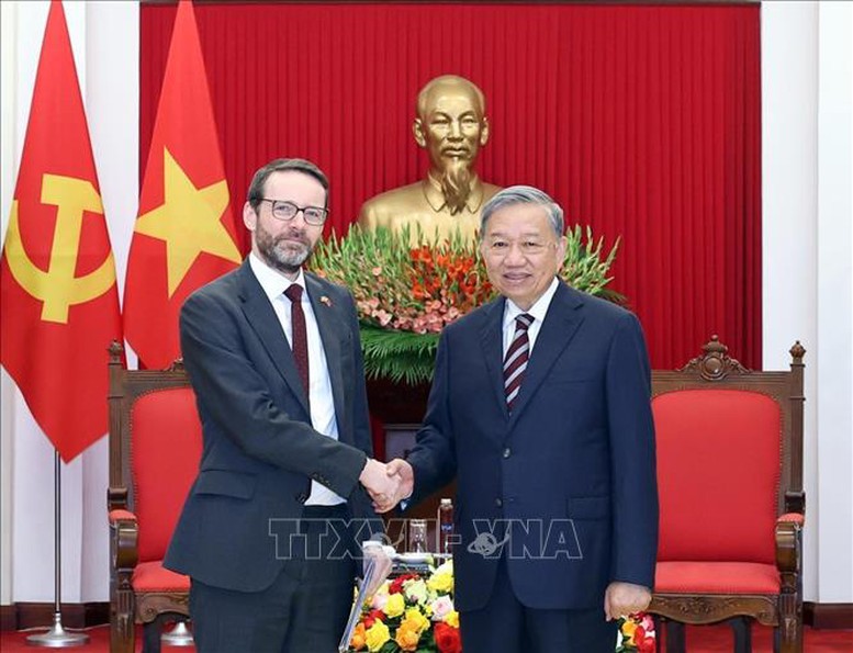 Tổng Bí thư Tô Lâm tiếp Đại sứ Anh Iain Frew