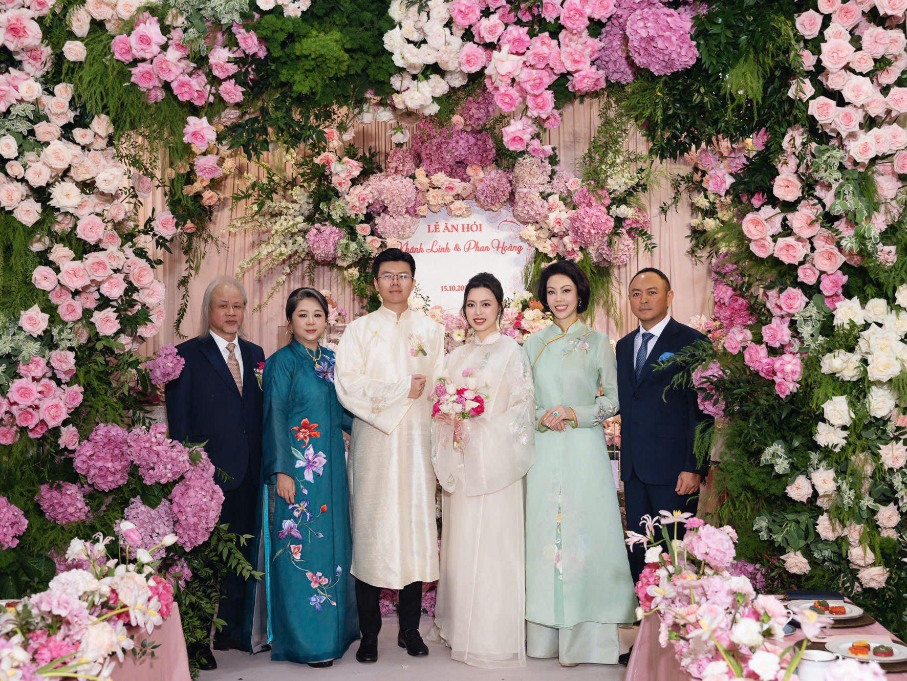 Ảnh cưới nét căng của em trai Phan Thành, 2 gia đình giàu có chung khung hình gây sốt khắp MXH