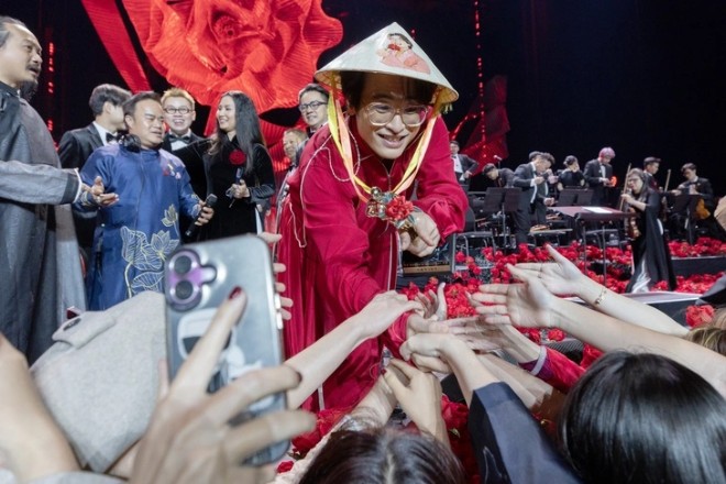 Giữa những đóa hồng ở Mỹ, Hà Anh Tuấn gặp lại bạn cũ, khoảnh khắc viral khắp cõi mạng 