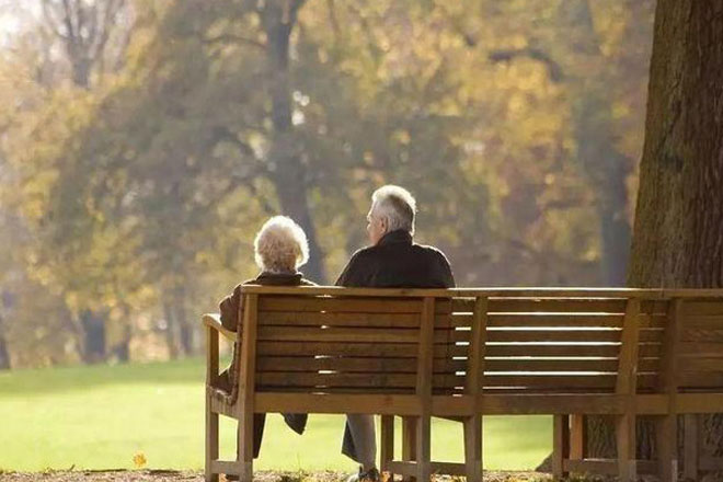 Về hưu, chúng tôi mới hiểu căn nhà vẫn đủ người, nhưng bữa cơm gia đình đã vắng từ lâu