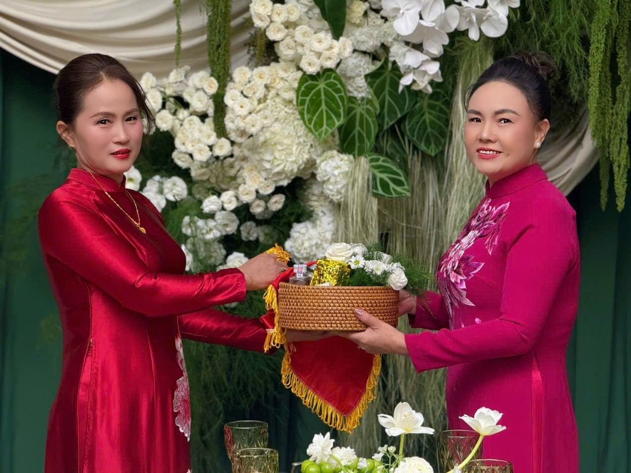 Thái độ của mẹ chồng Đỗ Thị Hà trong đám cưới sáng nay gây chú ý