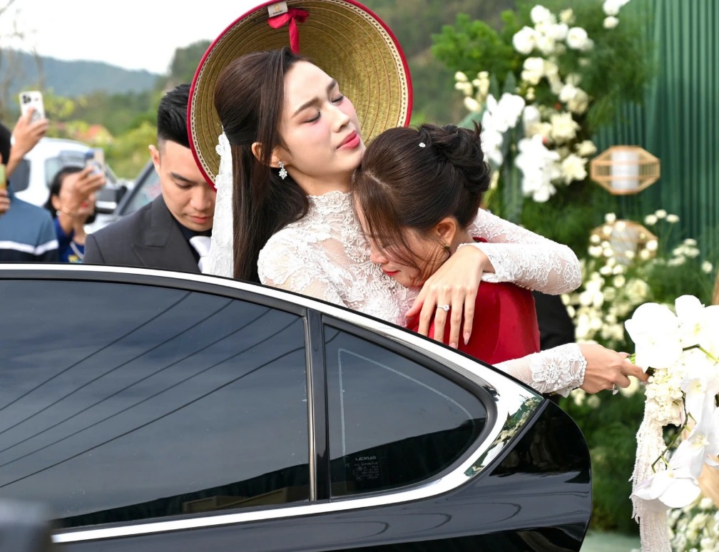 Xúc động khoảnh khắc mẹ ruột của Đỗ Thị Hà bật khóc ôm chặt con gái