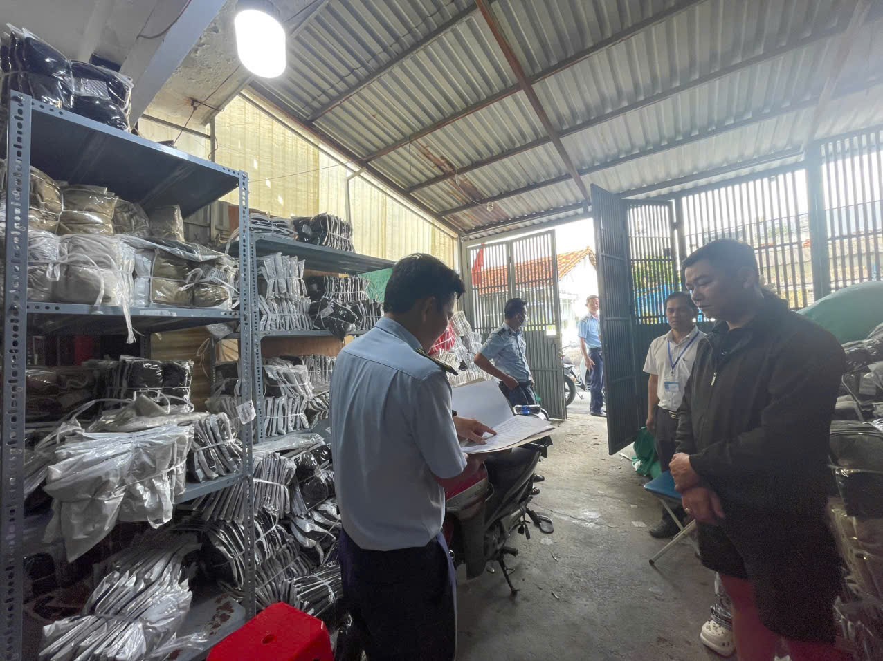 TPHCM Phát hiện số lượng lớn sản phẩm không rõ nguồn gốc rao bán trên mạng xã hội