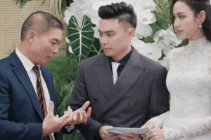 Hé lộ hình ảnh chiếc phong bì dày cộm Đỗ Thị Hà được bố chồng tặng trong đám cưới