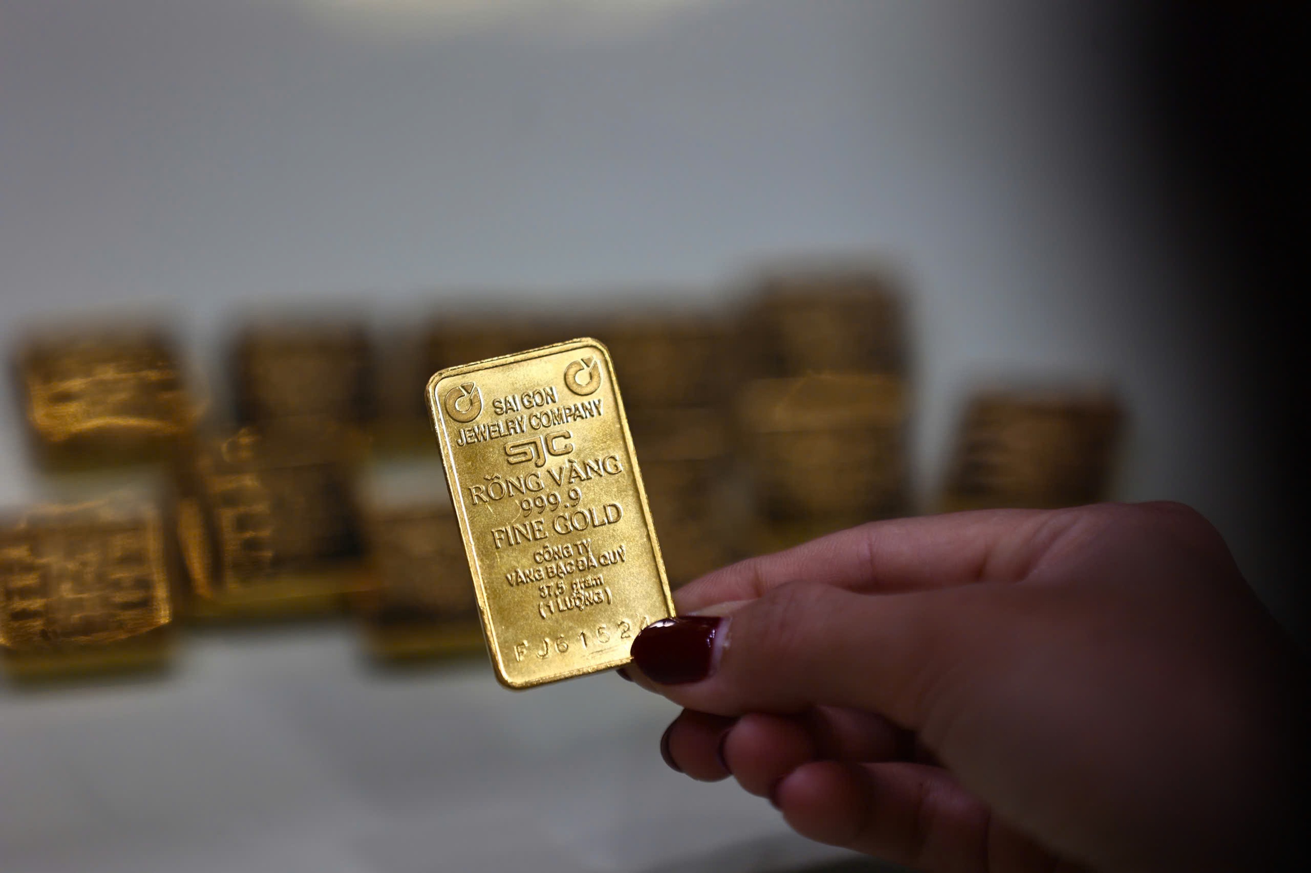 Giá vàng thế giới rớt sâu, thị trường trong nước chỉ giảm một nửa tốc độ