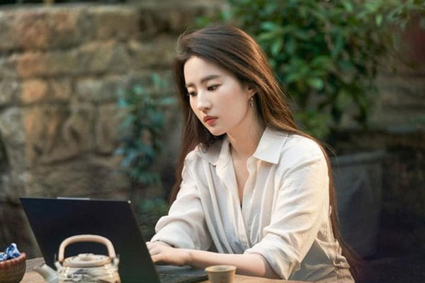 Được sếp khen vài câu, tôi trở thành cái gai trong mắt đồng nghiệp nữ 