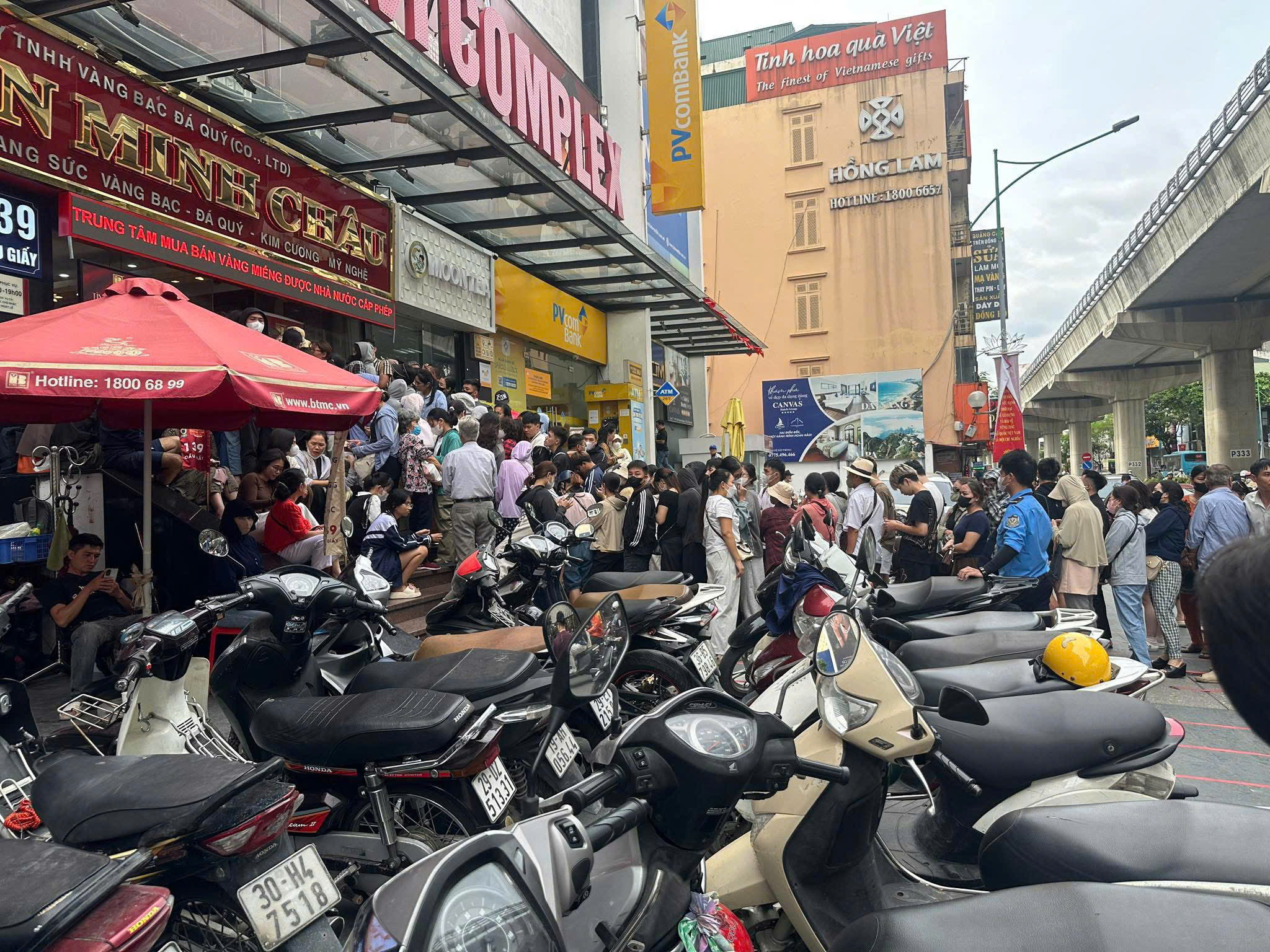 Chợ đen vàng lấn át thị trường chính thống, rủi ro bủa vây nhà đầu tư