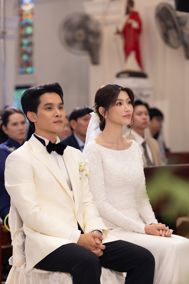 Hé lộ ảnh hôn lễ tại nhà thờ của người đẹp nổi tiếng Vbiz và chồng đại gia