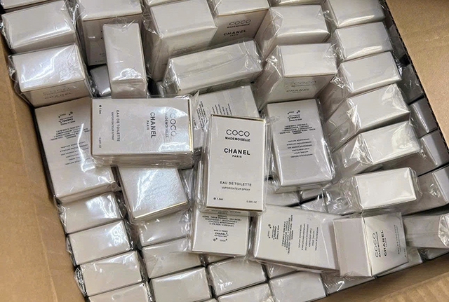 TPHCM Triệt phá đường dây nước hoa giả, thu giữ gần 20.000 chai