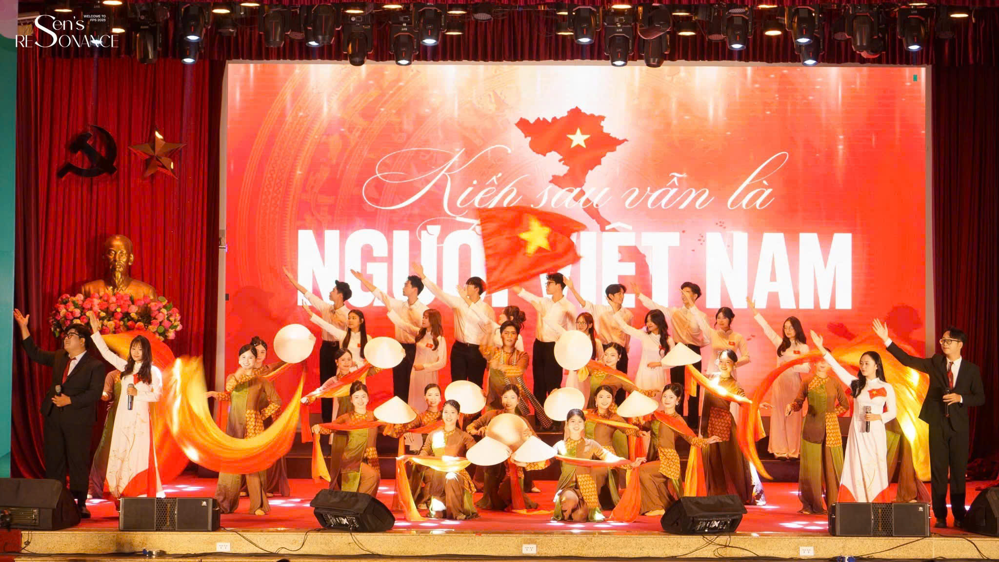 Khép lại hành trình rực rỡ đón tân sinh viên trường Báo tại đêm nhạc hội FPS 2025