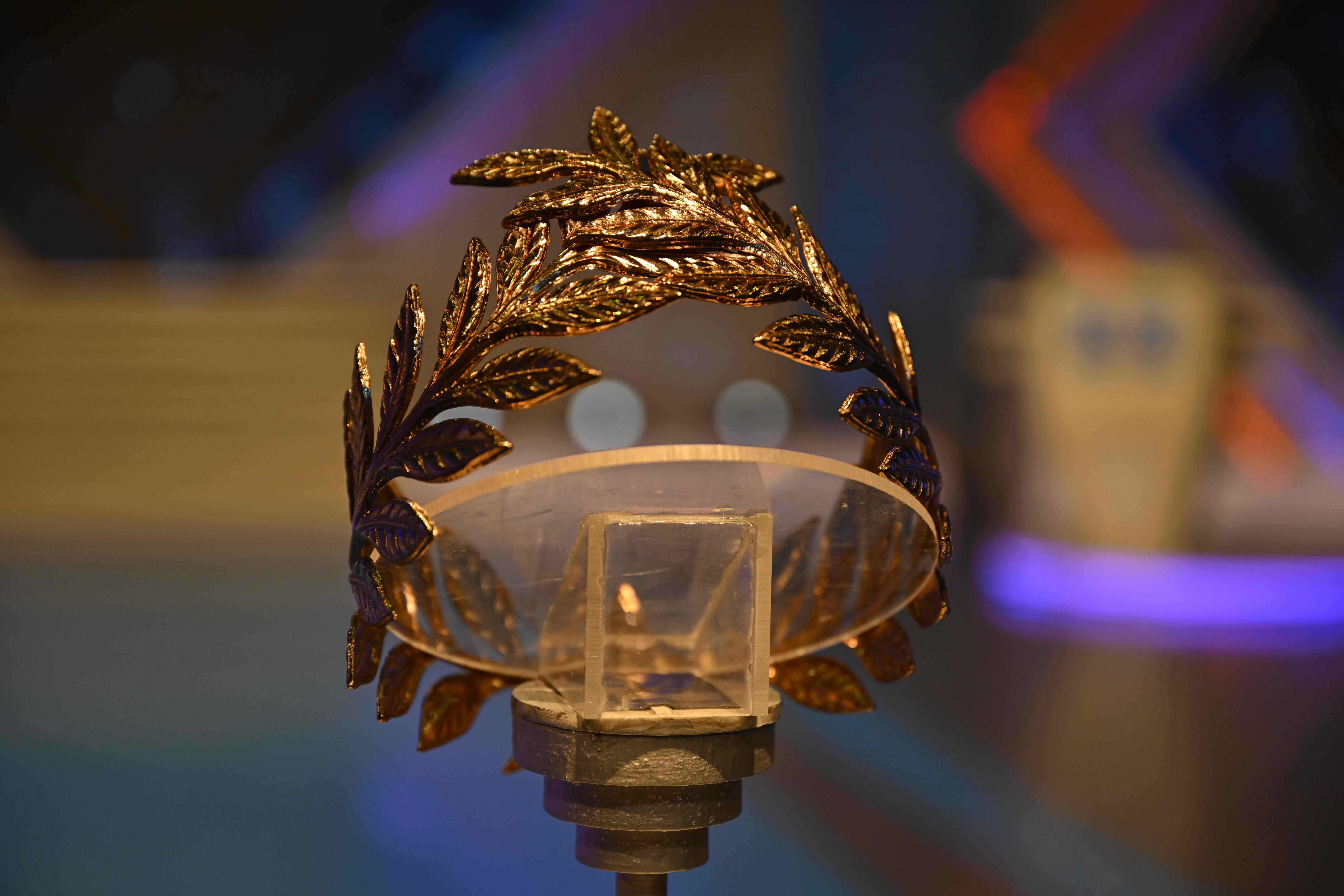 Choáng ngợp vòng nguyệt quế mạ vàng dành cho tân Quán quân Olympia 2025