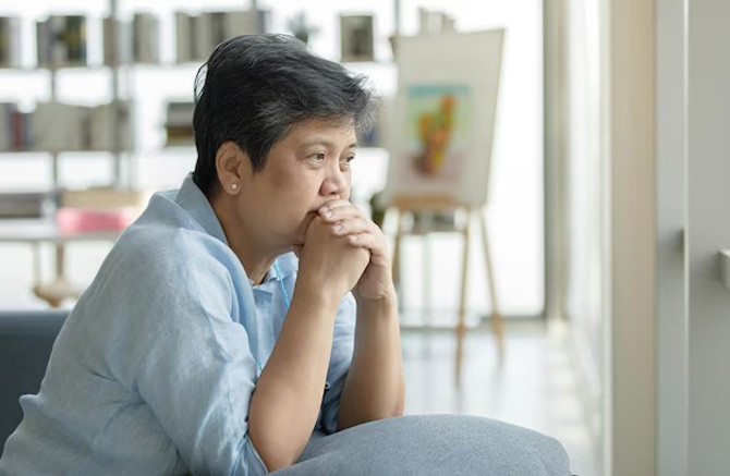 Chồng phải cấp cứu trong viện, con trai tôi chỉ đưa tiền rồi 1 tuần sau mới đến thăm bố