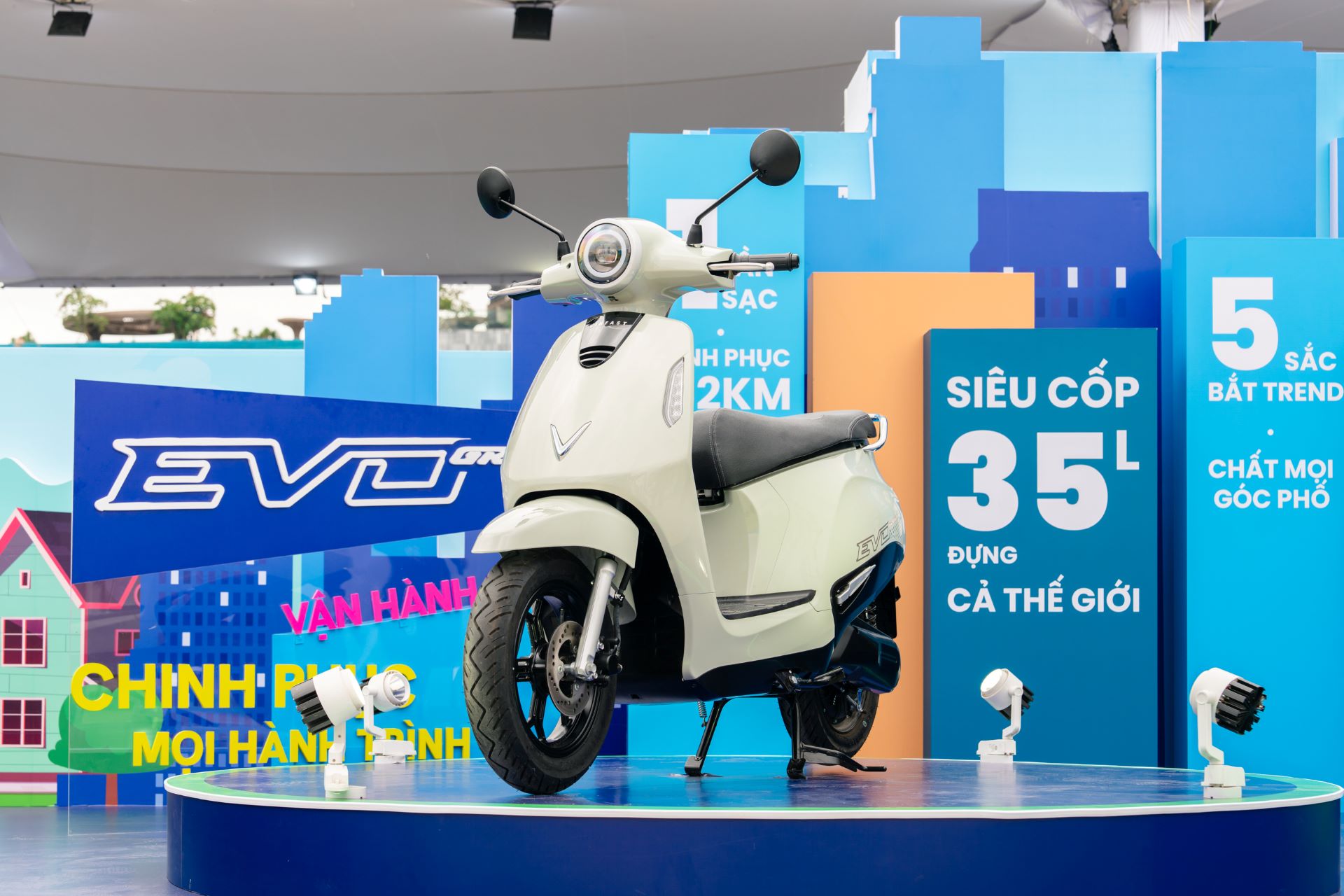 Xe xanh lên ngôi, VinFast Evo Grand Lite chiếm trọn cảm tình của học sinh và phụ huynh