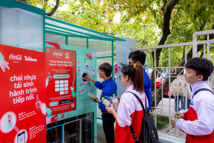 Coca-Cola mở rộng chương trình “Chai nhựa tái sinh” ra Hà Nội