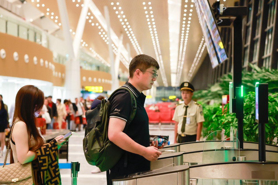 Vietnam Airlines sẽ thu phí hành lý xách tay quá cước ở cửa ra máy bay