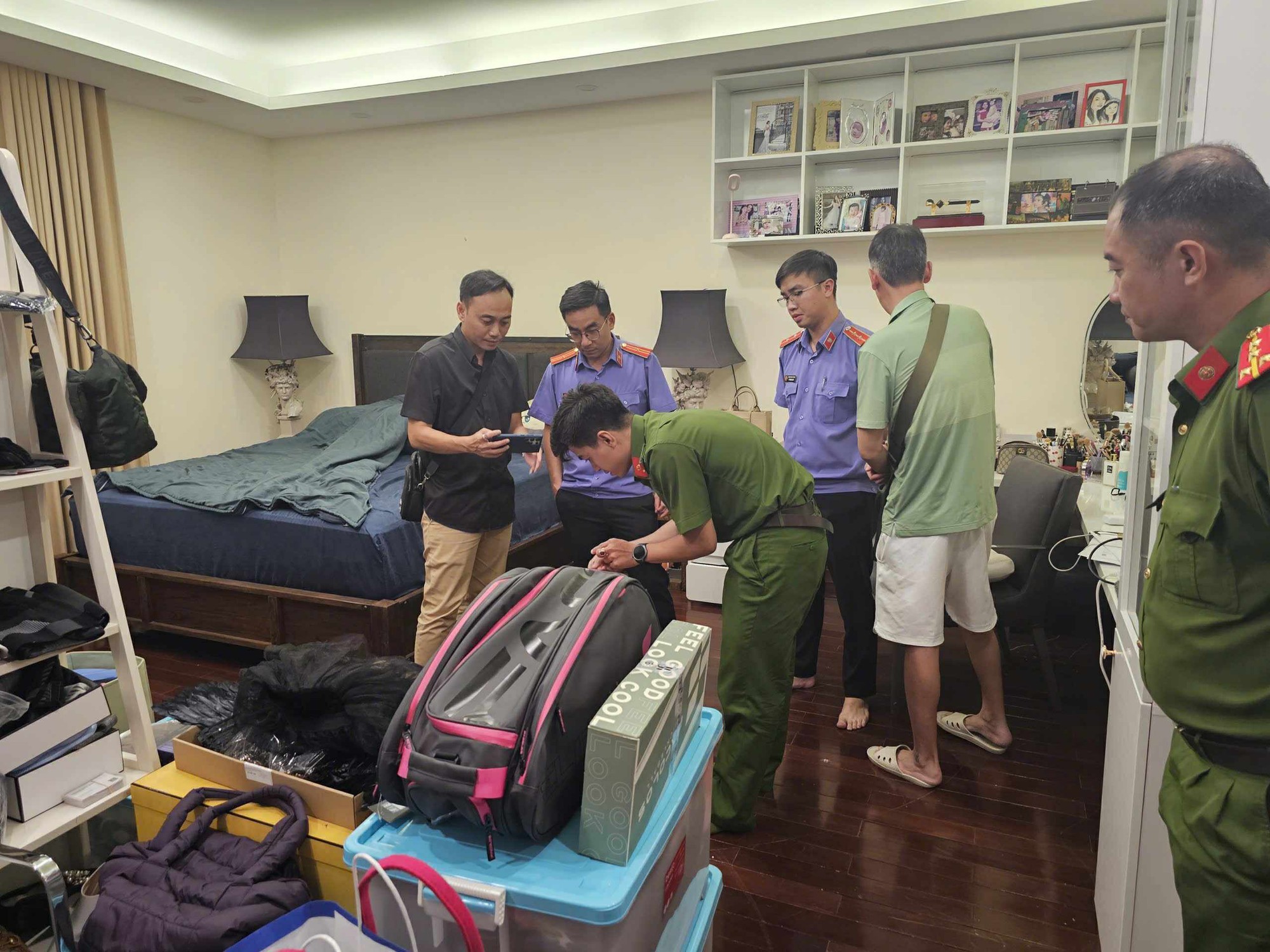  Hình ảnh cơ quan chức năng khám xét villa triệu đô của Trương Ngọc Ánh