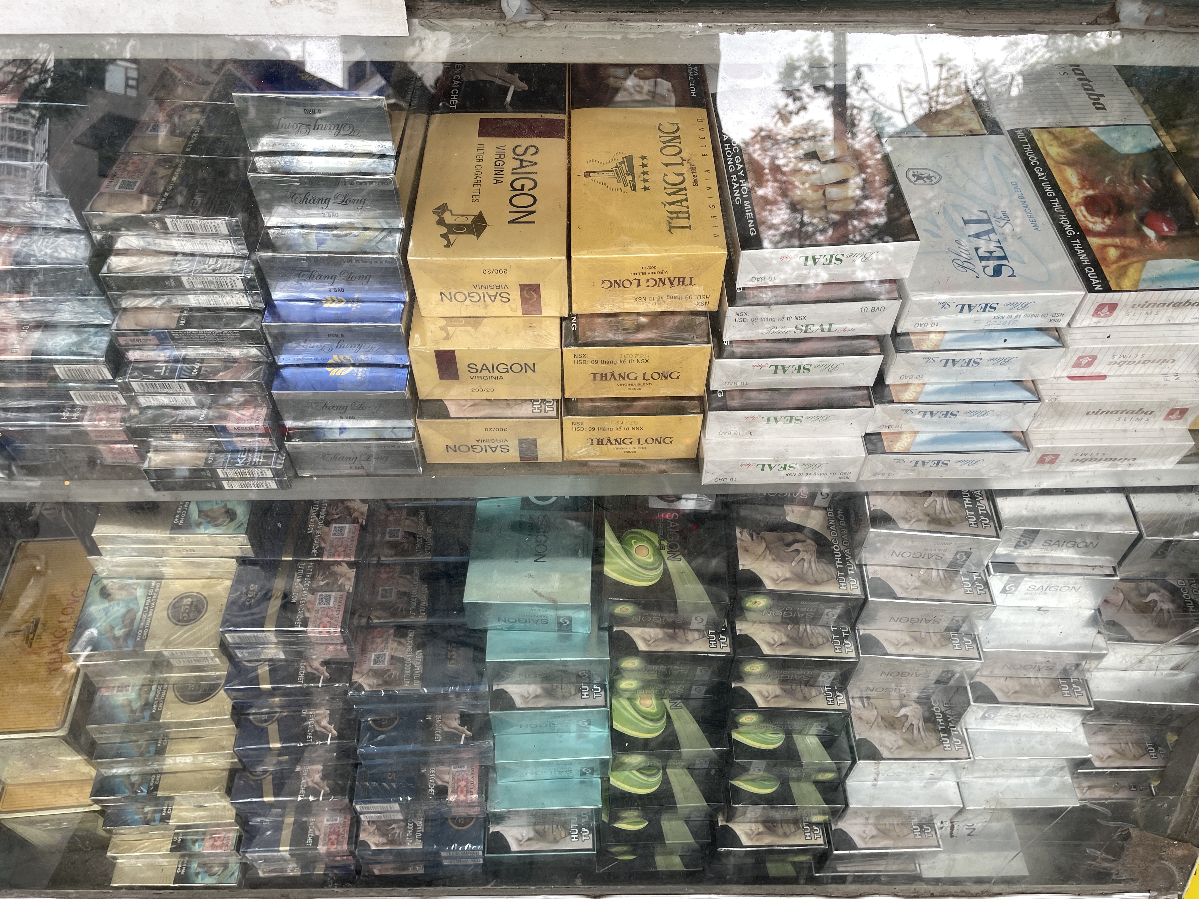 Trưng bày thuốc lá sai quy định Khi luật có mà vẫn khó thực thi