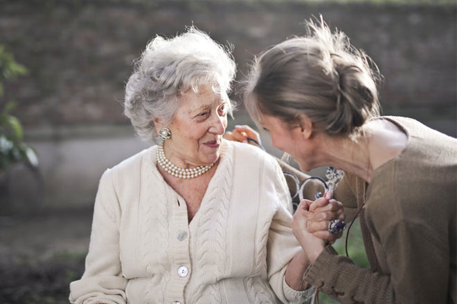 Tuổi già sống lặng lẽ, đến cuối tuần tôi chỉ mong đợi tiếng bước chân con