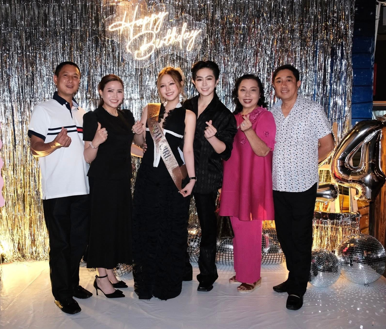 Thái độ bố mẹ Gil Lê khi ở cạnh Xoài Non sau nghi vấn hot girl bị gia đình người yêu hắt hủi