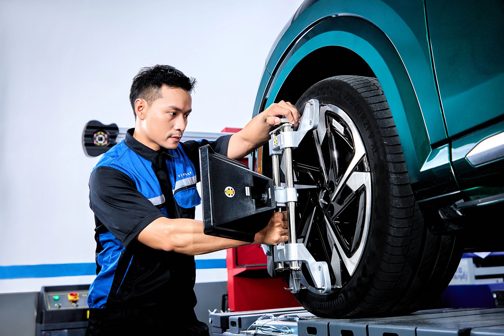 VinFast hỗ trợ khách hàng miền Trung bị ảnh hưởng bão số 13