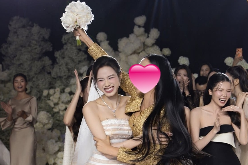 Danh tính người đẹp bắt được hoa cưới của Hoa hậu Đỗ Thị Hà