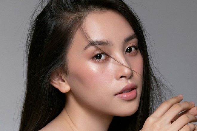 Hoa hậu Tiểu Vy lộ đôi chân bầm tím 