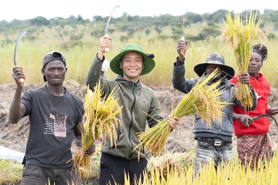 Động thái bất ngờ của team châu Phi trước ngày xét xử Quang Linh Vlogs