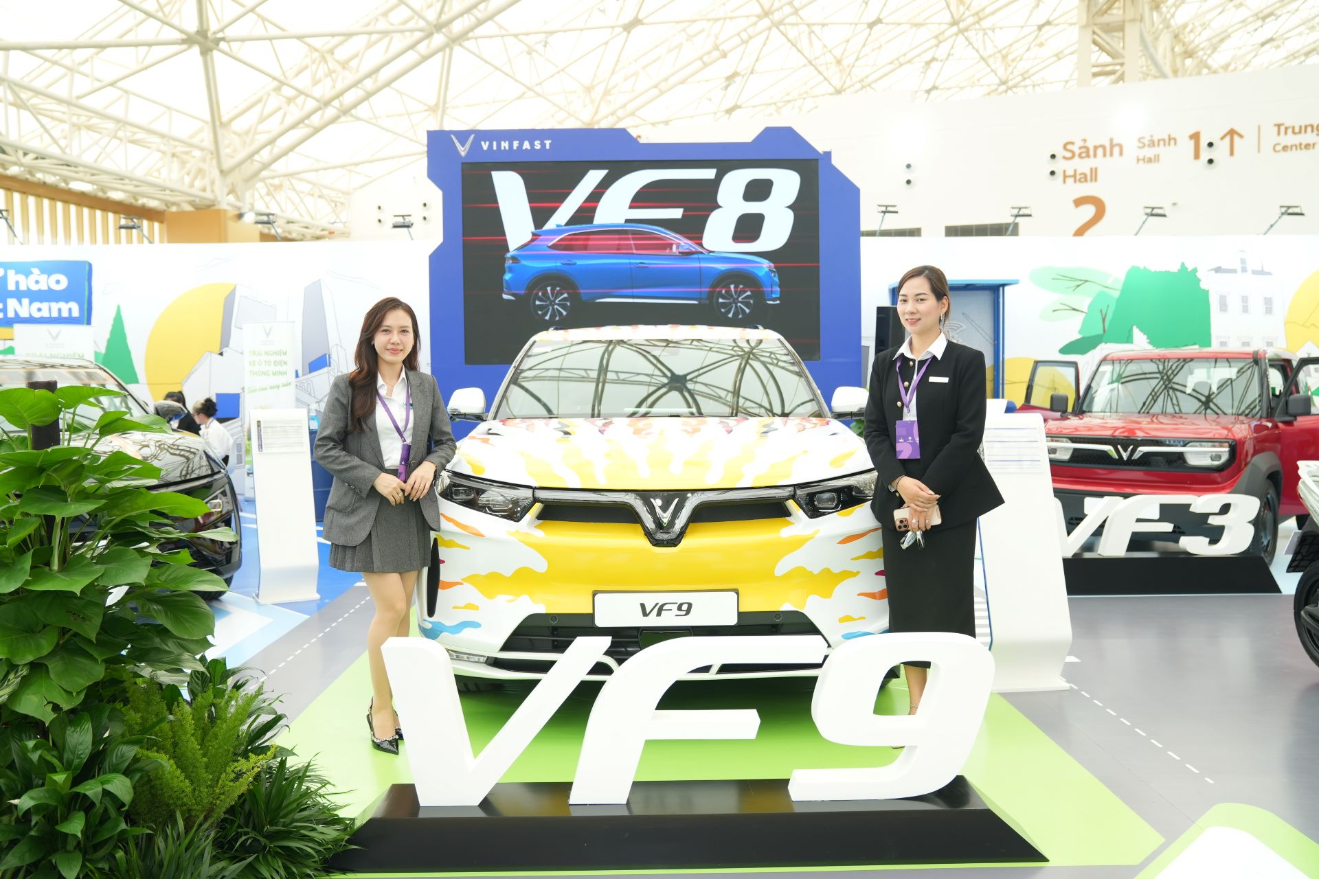 Khách tham quan gian hàng VinFast tại Tuần lễ Công nghiệp và Công nghệ Việt Nam 2025 “Thiết kế xe ấn tượng, hậu mãi quá hấp dẫn”