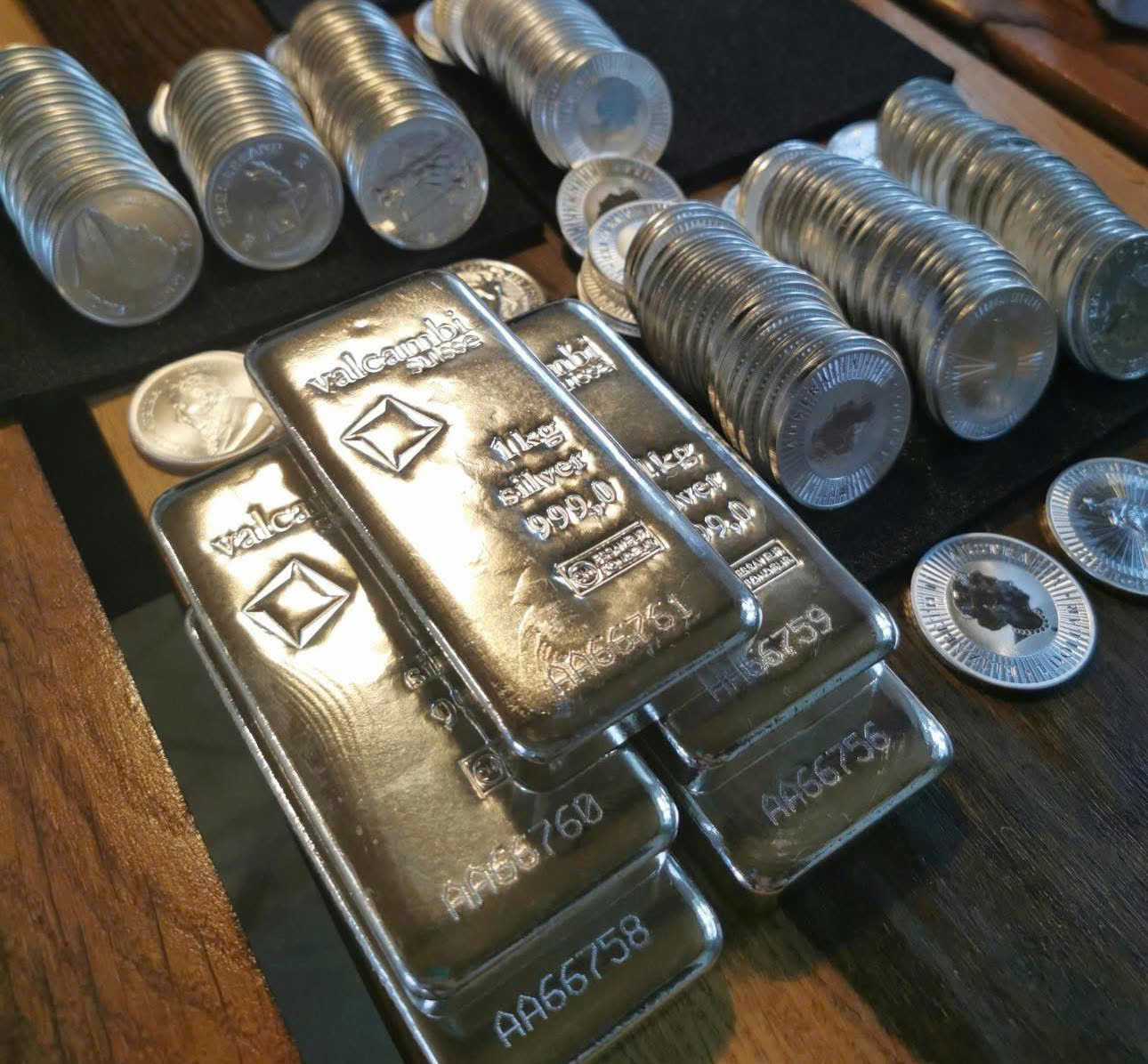 Cơn sốt bạc thỏi và rủi ro của thị trường tự phát