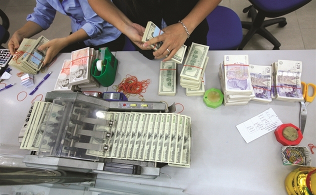 Tín dụng tăng nóng, áp lực thanh khoản đè nặng hệ thống ngân hàng