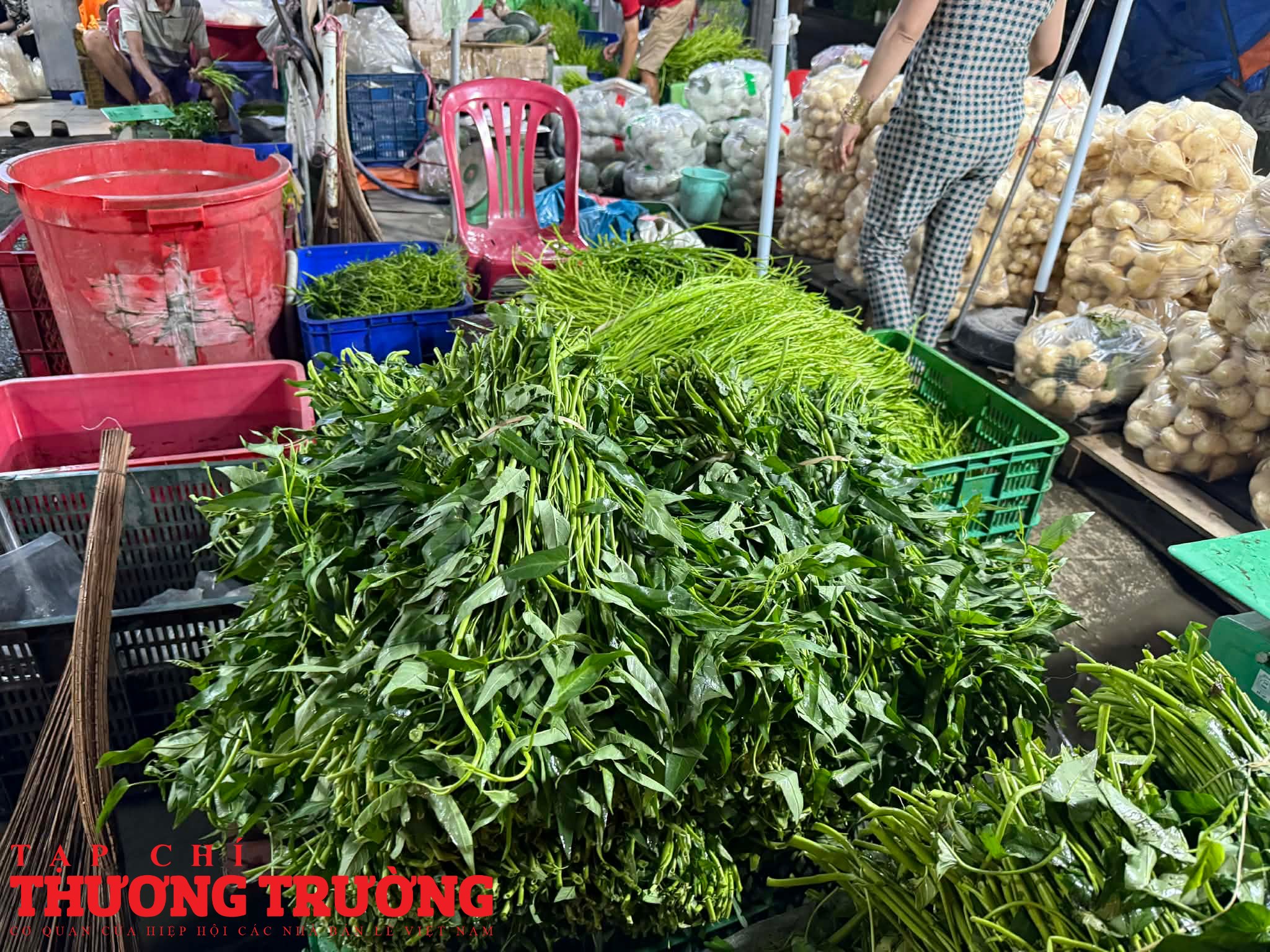 Người tiêu dùng chóng mặt vì giá rau, củ tiếp tục tăng mạnh