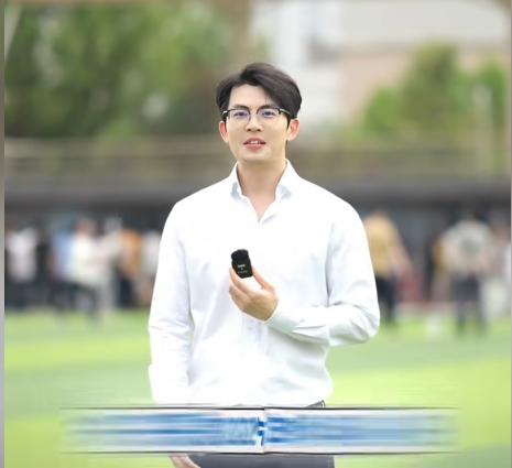 Thầy giáo nam thần gây sốt với giọng hát hay như ca sĩ