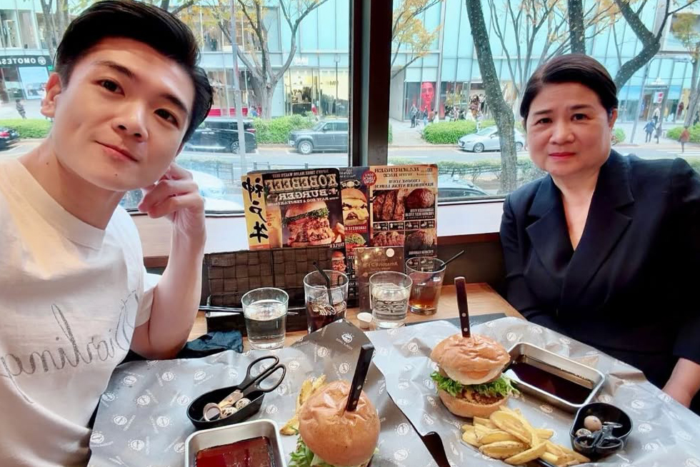 Con trai bầu Hiển khoe ảnh bên mẹ ruột