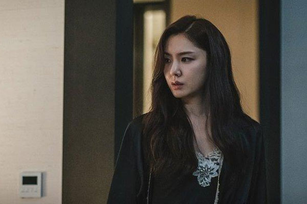 Chồng ngoại tình nhưng không dám ly hôn, tôi nhận ra im lặng còn tàn nhẫn hơn phản bội