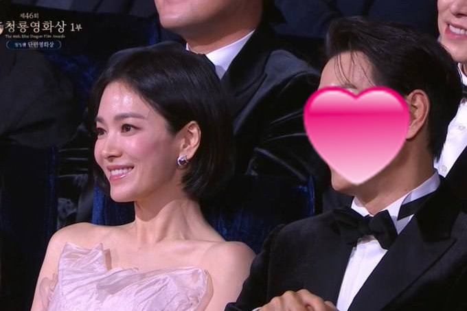 Mỹ nam ngồi cạnh Song Hye Kyo là ai mà được cư dân mạng tích cực đẩy thuyền