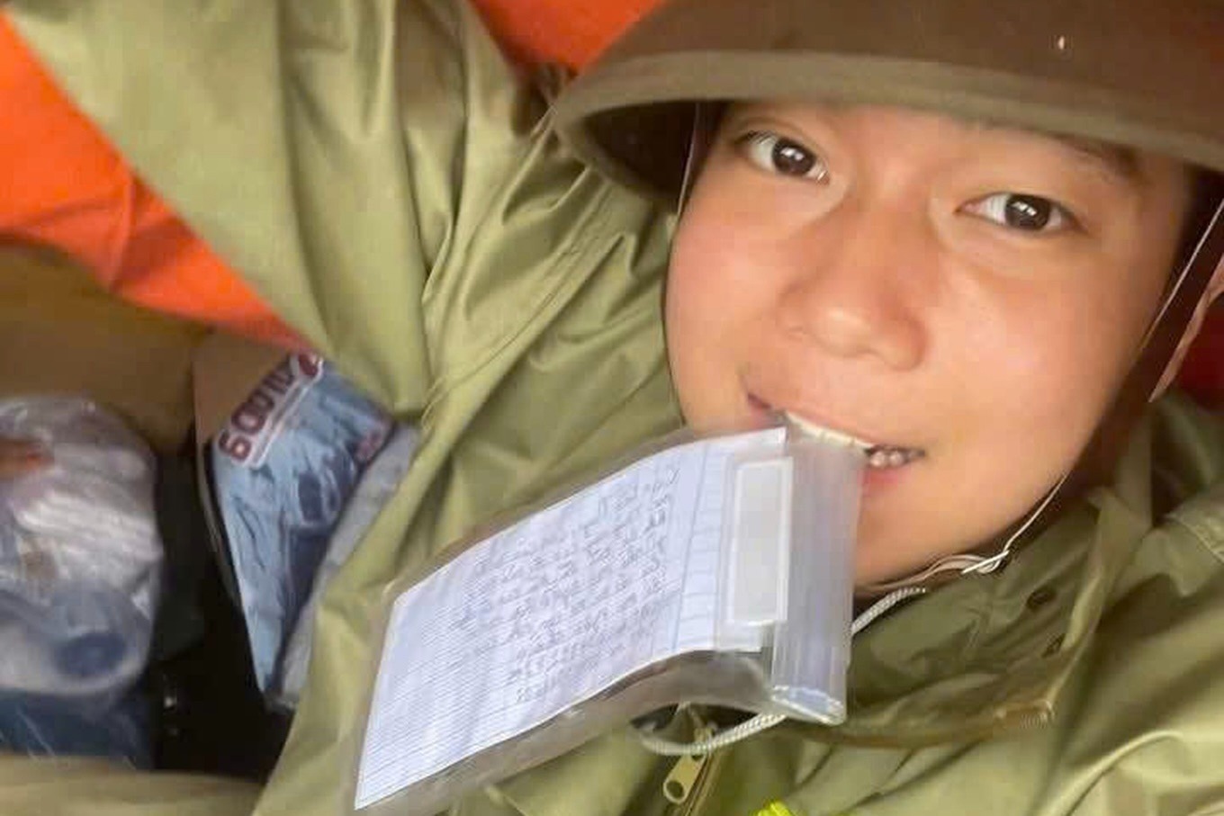 Xúc động lời nhắn nhủ chàng trai trẻ trốn gia đình đi cứu trợ bà con vùng lũ