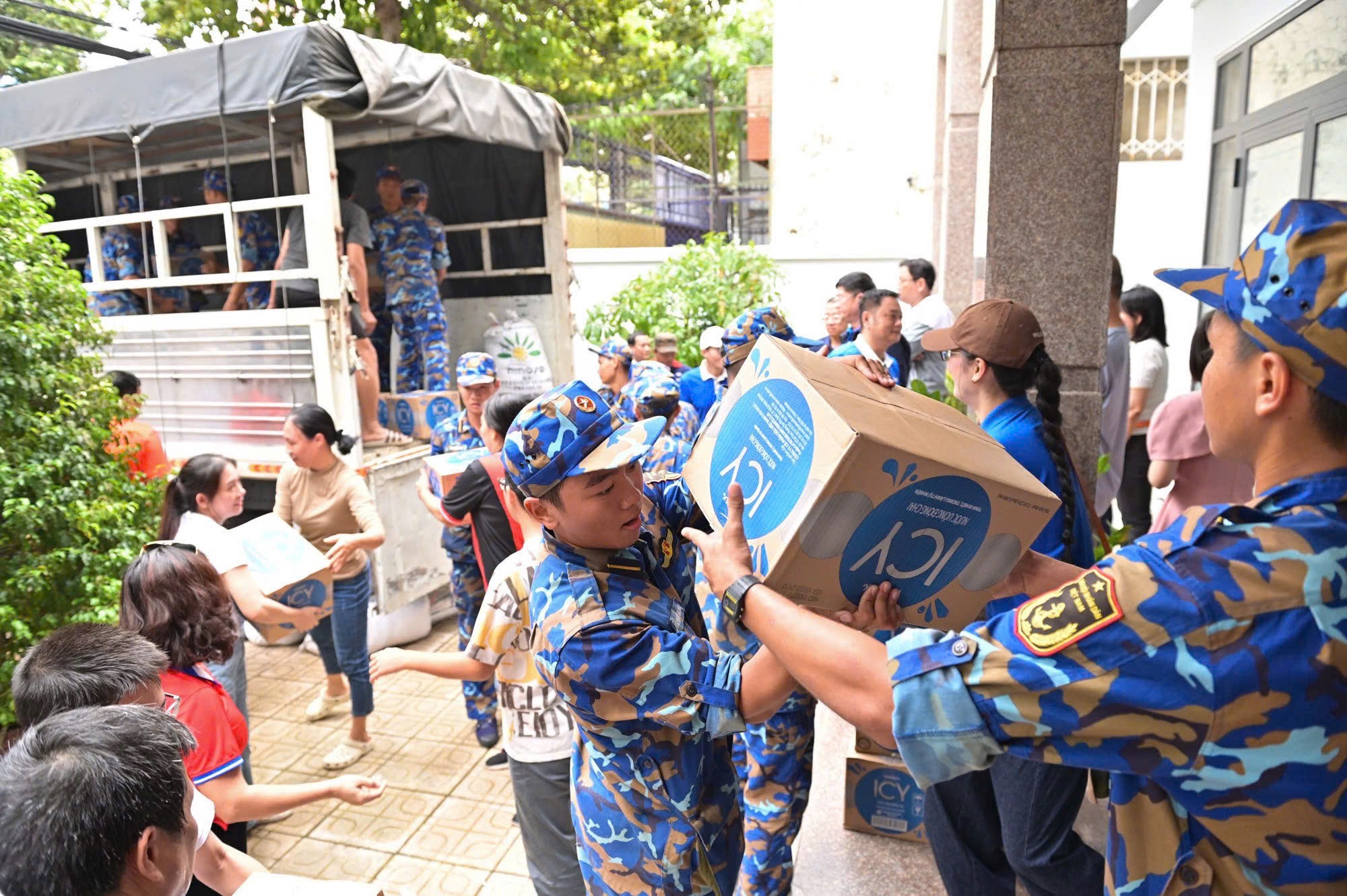 Vinamilk kịp thời hỗ trợ 48 tấn sản phẩm dinh dưỡng đến bà con vùng lũ miền Trung và Tây Nguyên