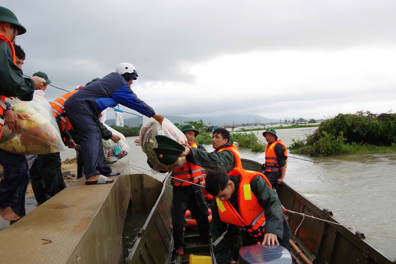 Tập trung khôi phục sản xuất kinh doanh, bảo đảm nguồn cung hàng hóa thiết yếu sau mưa lũ