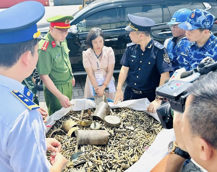 Hải quan phát hiện một doanh nghiệp nhập trái phép trên 25.000 kg vỏ đạn quân dụng