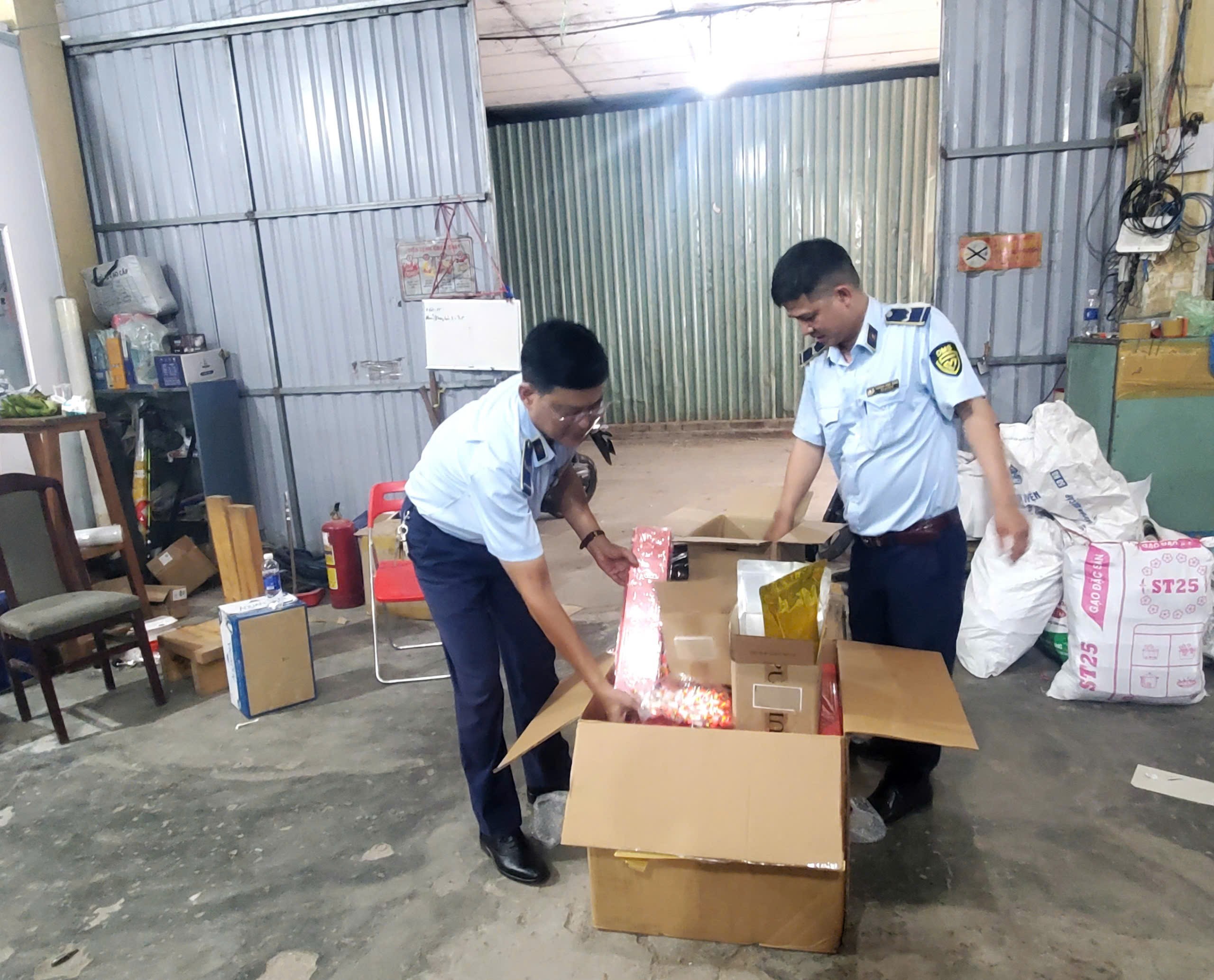 Quản lý thị trường TP.HCM tịch thu gần 10.000 sản phẩm vi phạm sau 1 tháng