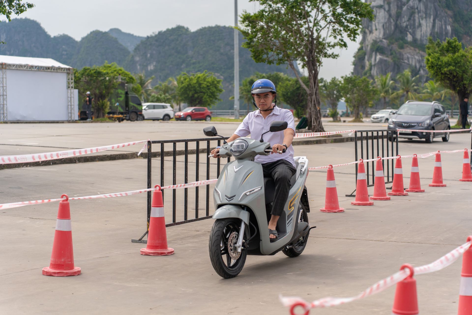 Xe máy điện ngày càng phổ biến, VinFast Feliz “ghi điểm” khi vừa dễ dùng, vừa dễ mua