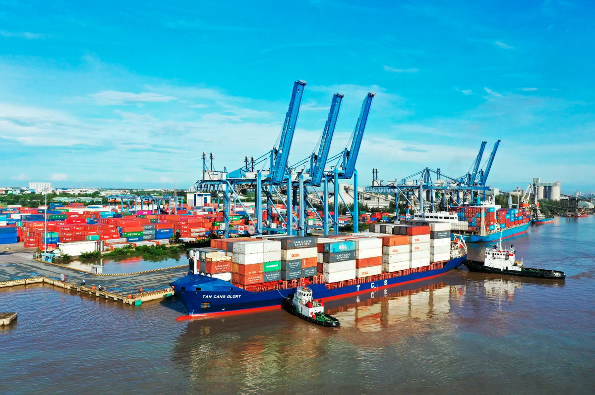 Ngành cảng biển ổn định giữa sóng lớn