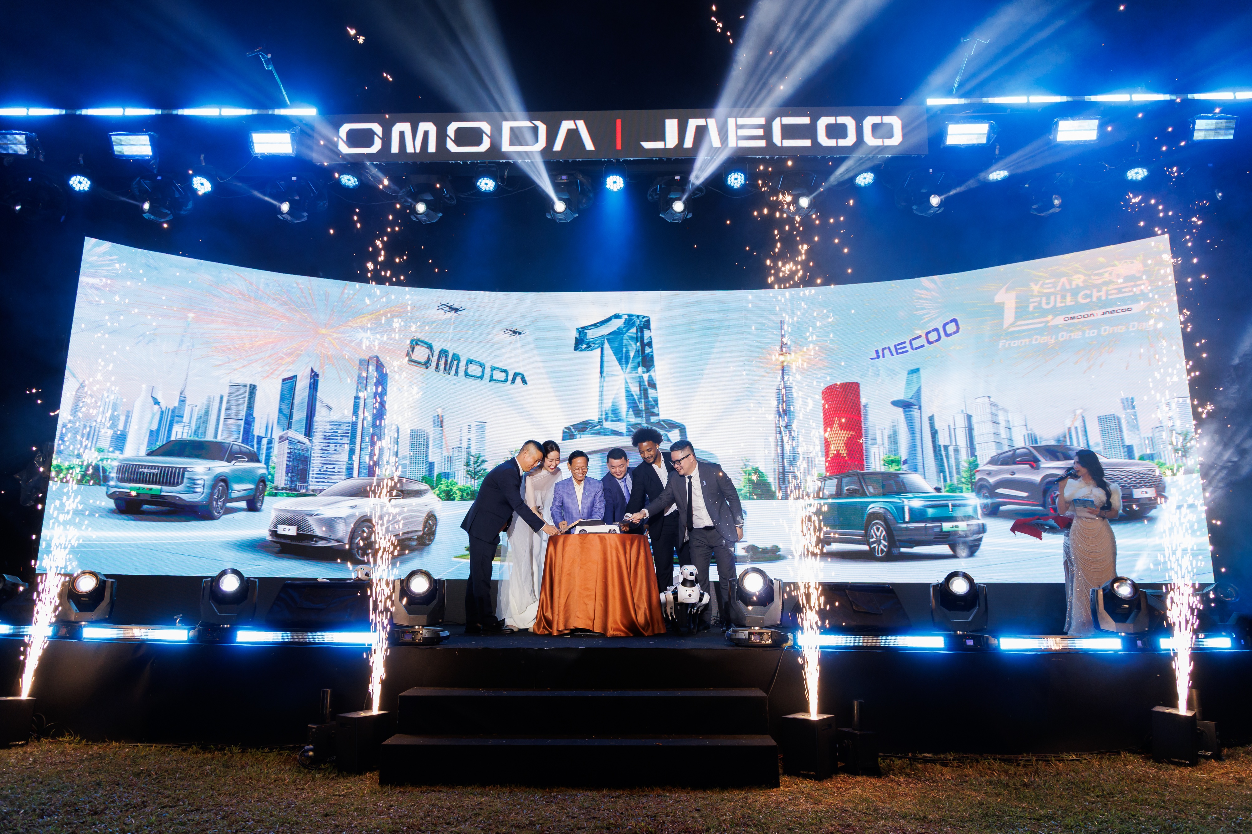 Hơn 500 chủ xe hội tụ trong đêm tiệc mừng sinh nhật 1 năm tuổi Omoda  Jaecoo Việt Nam